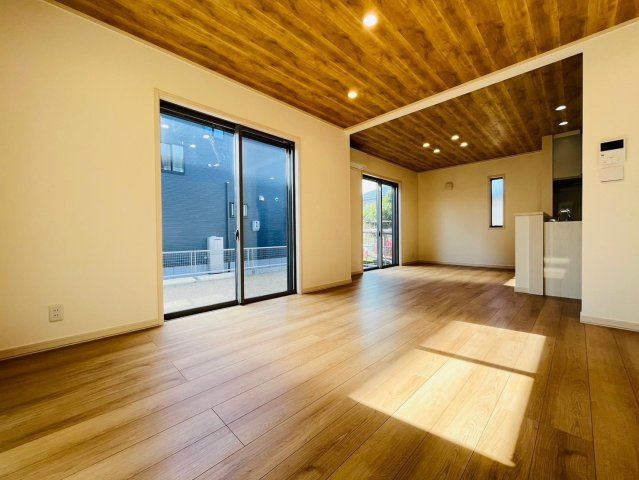 戸建　瑞穂市別府Ⅲ　全4区画分譲の居間・リビング|南向きで日当たりもよく大きな窓がリビング全体に光と風を運びます。ご家族でゆとりある暮らしができます。