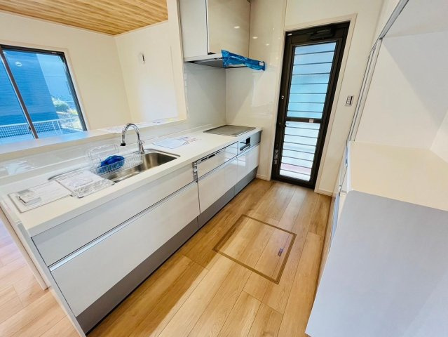 戸建　瑞穂市別府Ⅲ　全4区画分譲のキッチン|機能的なシステムキッチンです。収納力に優れた大容量の引出しでキッチン回りがスッキリ片付きます。