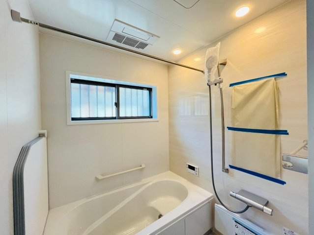 戸建　瑞穂市別府Ⅲ　全4区画分譲の浴室|１坪タイプのバリアフリー設計でゆったりとくつろげる浴室・浴槽です。タイル床でカビの発生を抑制します。