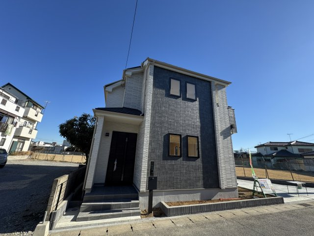 松戸市古ケ崎２丁目新築戸建【北部小学校：7分】のエントランス|西側外観・玄関ポーチ