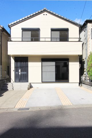 ６４３０２　岐阜市長良東三丁目中古戸建ての外観|駐車スペースは拡幅し、3台分のスペースを確保致しました♪