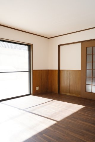 ６４３０２　岐阜市長良東三丁目中古戸建ての居間・リビング