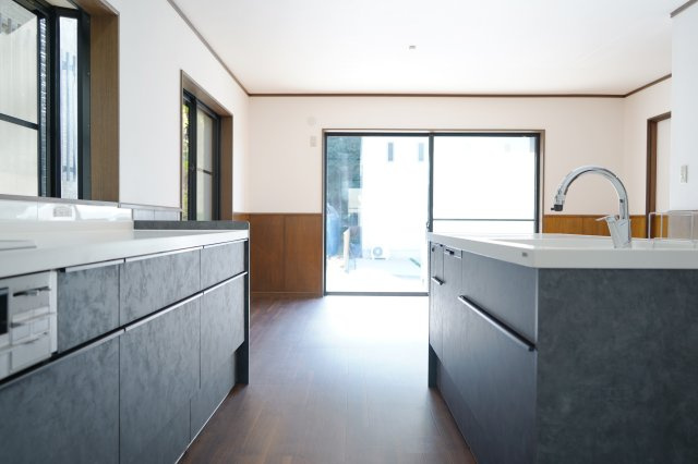 ６４３０２　岐阜市長良東三丁目中古戸建てのキッチン|人造大理石シンク＆グースネックセンサー水栓とワングレード高い設備機器を採用☆