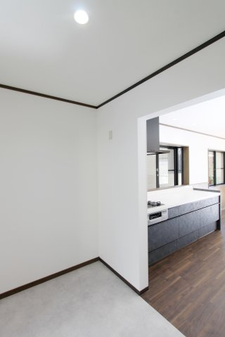 ６４３０２　岐阜市長良東三丁目中古戸建ての収納|暮らしをもっと便利に☆使いやすさを追求したパントリーで、すっきり整うキッチン♪