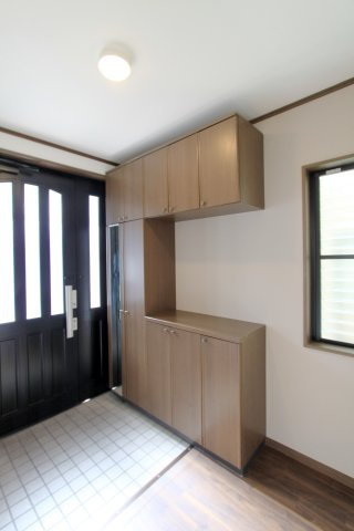 ６４３０２　岐阜市長良東三丁目中古戸建ての玄関|明るく開放的な玄関ホール♪