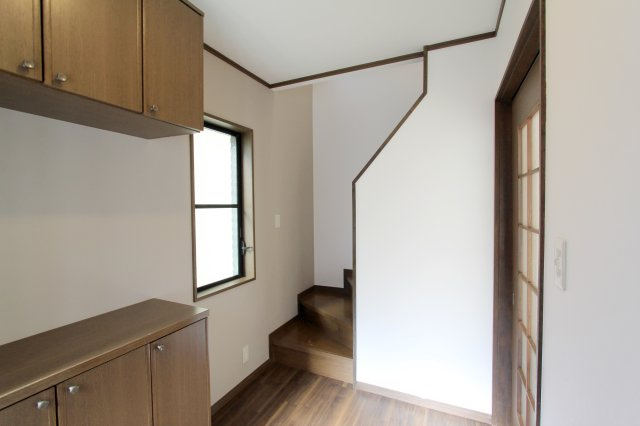 ６４３０２　岐阜市長良東三丁目中古戸建ての玄関|明るく開放的な玄関ホール♪