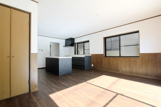 ６４３０２　岐阜市長良東三丁目中古戸建ての居間・リビング