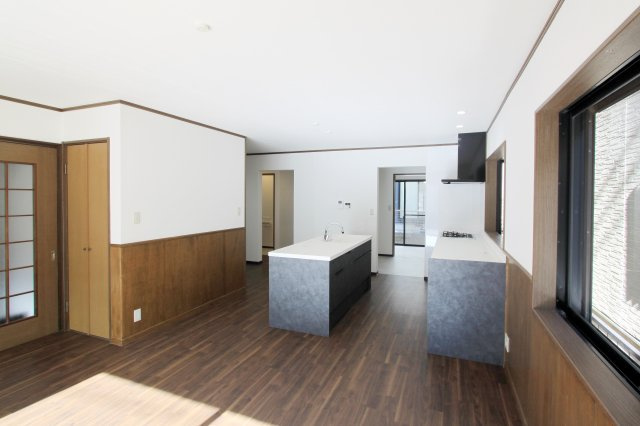 ６４３０２　岐阜市長良東三丁目中古戸建ての居間・リビング|LDKは実に20帖とひろびろ！南東の角に位置し、明るく開放的な空間となっています