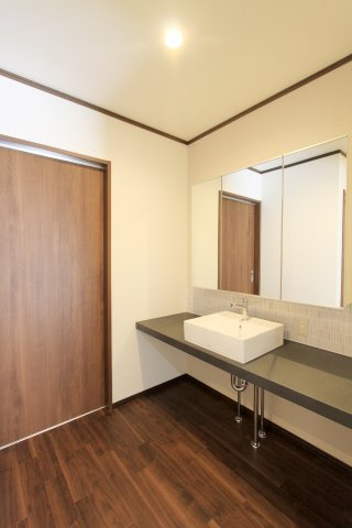 ６４３０２　岐阜市長良東三丁目中古戸建ての洗面所|広々とした造作洗面化粧台で、洗面時間快適