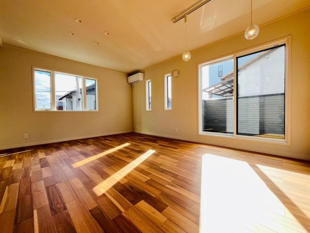 戸建　瑞穂市別府Ⅳ　全1区画分譲の洋室|全居室にたっぷり収納できる大型収納を設置。窓ガラスは断熱性能や結露防止効果の高いペアガラスです。