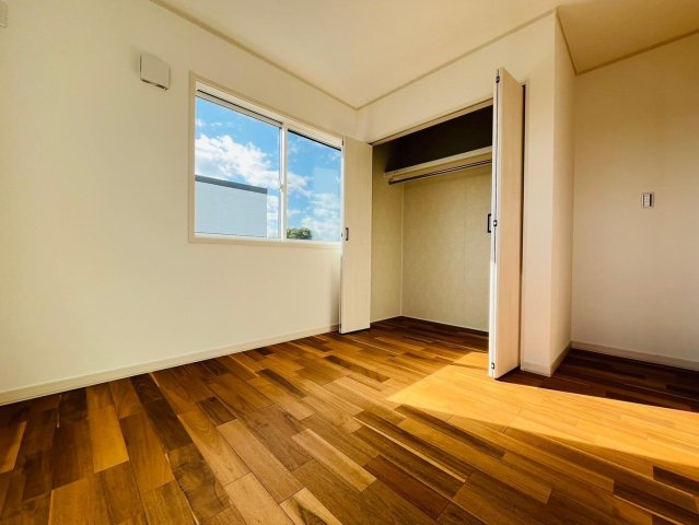 戸建　瑞穂市別府Ⅳ　全1区画分譲の洋室|全居室にたっぷり収納できる大型収納を設置。窓ガラスは断熱性能や結露防止効果の高いペアガラスです。