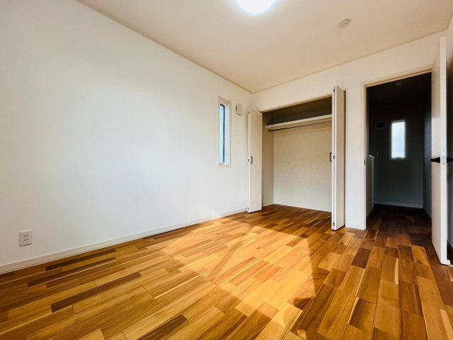 戸建　瑞穂市別府Ⅳ　全1区画分譲の洋室|全居室にたっぷり収納できる大型収納を設置。窓ガラスは断熱性能や結露防止効果の高いペアガラスです。