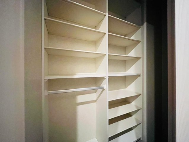 戸建　瑞穂市別府Ⅳ　全1区画分譲の収納|玄関の収納スペースには備付棚があります。収納力もあり、うれしいスペースですね。
