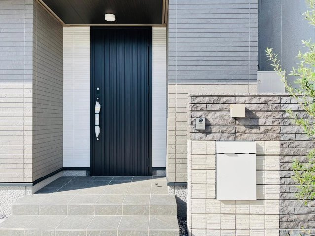戸建　瑞穂市別府Ⅳ　全1区画分譲の玄関|玄関ドアの鍵はディンプルキーと内側はサムターンキーになっており防犯性の高い仕様になっています。
