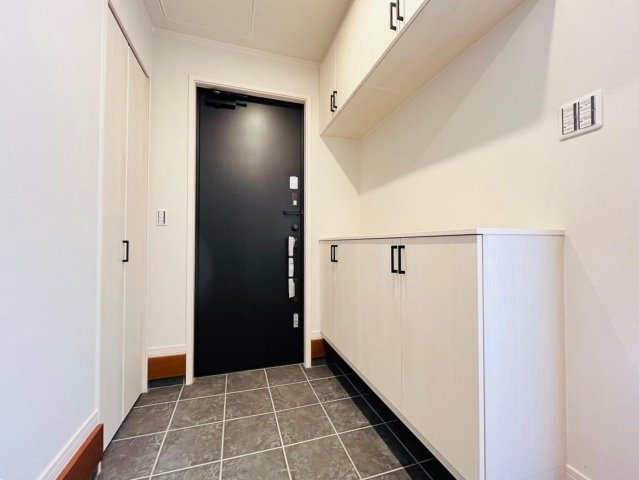 戸建　瑞穂市別府Ⅳ　全1区画分譲の玄関|大容量のシューズ収納付きで玄関周りもすっきり！玄関ドアからの光が玄関ホールを明るくしてくれます。