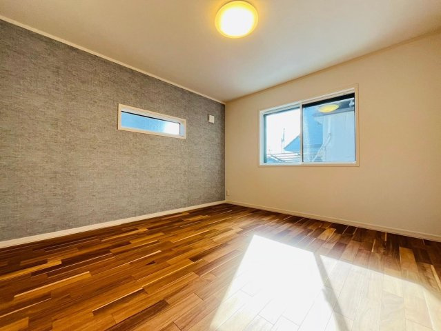 戸建　瑞穂市別府Ⅳ　全1区画分譲の居間・リビング|南向きで日当たりもよく大きな窓がリビング全体に光と風を運びます。ご家族でゆとりある暮らしができます。