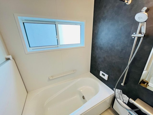 新築戸建　瑞穂市別府Ⅳ　全1区画分譲の洋室|南向きで日当たりもよく大きな窓がリビング全体に光と風を運びます。ご家族でゆとりある暮らしができます。