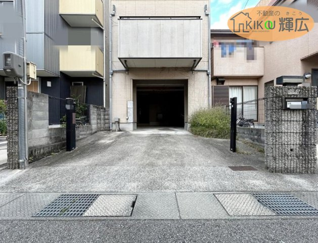 姫路市東雲町5丁目　中古戸建の駐車場|リフォーム前の写真です。