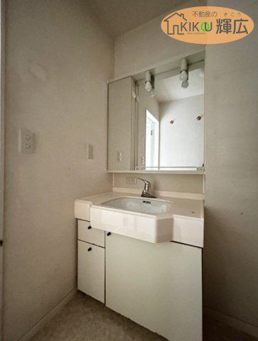 姫路市東雲町5丁目　中古戸建の独立洗面台|リフォーム前の写真です。