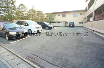 【駐車場】 | グリーンハイツ | 車をお持ちの方に嬉しい駐車場付きの物件です
