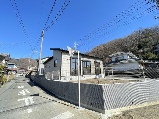 桐生市堤町1丁目　BLOOMING GARDENの前面道路含む現地写真