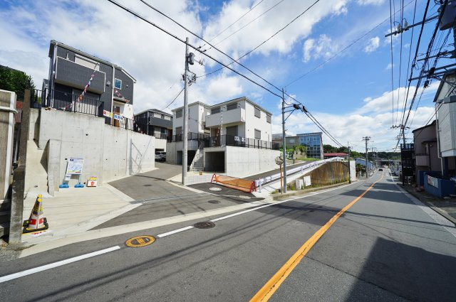 【横浜市保土ケ谷区常盤台65全5棟新築戸建て】★仲介手数料無料★（常盤台小学校・保土ヶ谷中学校）の前面道路含む現地写真