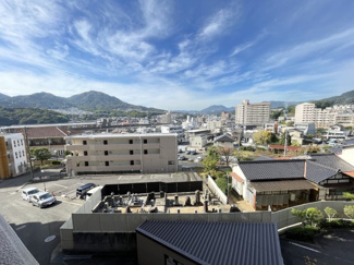 【展望】 | 前面棟が無いので、陽差しを存分に受けられます！　少し高台に建っているので4階とは思えないほどの眺望です！