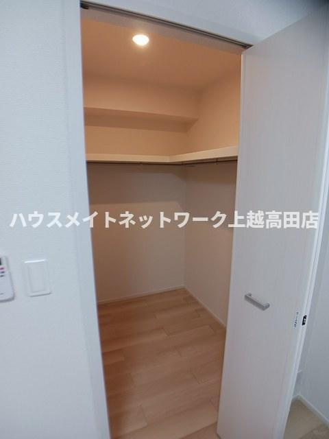 クラール南城　Ｂの収納|ウォークインクローゼット