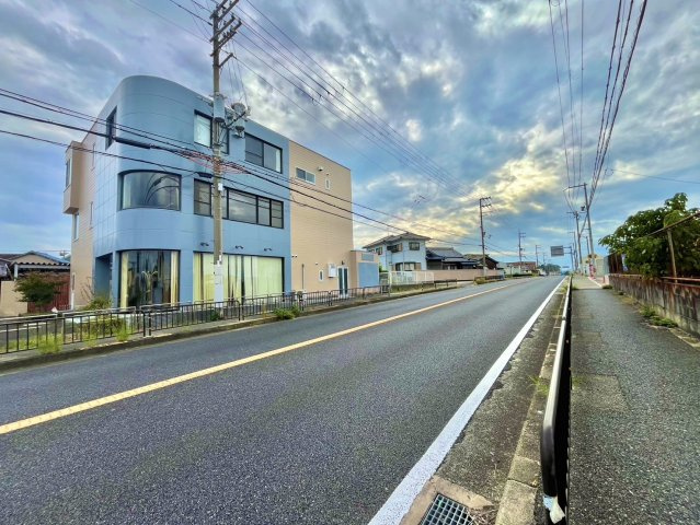 阪南市貝掛店舗付戸建　の前面道路含む現地写真