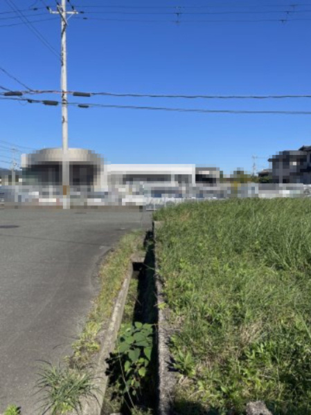 高島市鴨55坪土地の前面道路含む現地写真