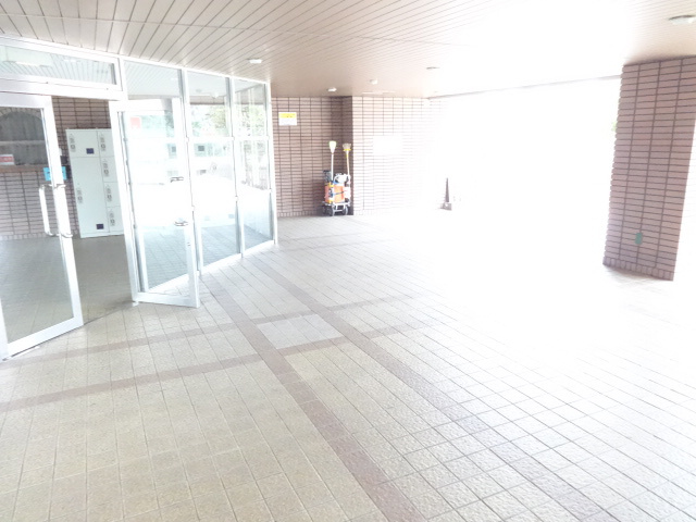 プレストコート1番館のエントランス