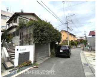 【前面道路含む現地写真】 | 前面道路は南東側に公道幅員約4.7ｍに約8.8ｍ接面しております。