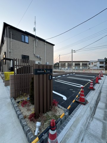 レインボーイーストの駐車場