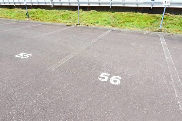 ビレッジハウス赤平1号棟の駐車場|車をお持ちの方に嬉しい駐車場付きの物件です