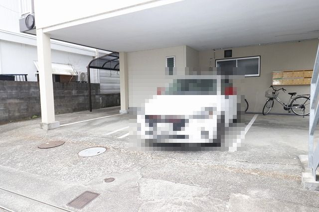 タウンハウス薊野Ⅱの駐車場|駐車場があるので、車を買う予定の方も安心です