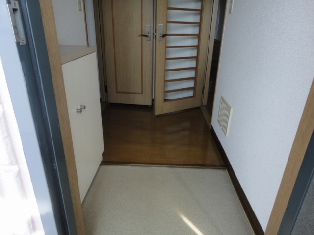 ハイツ谷中Ｂ棟の玄関|収納もある玄関です