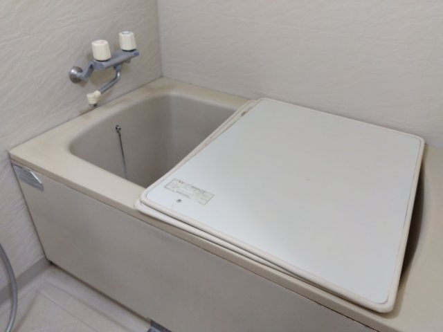 ビューネ芙蓉館　三島市萩の浴室|シンプルで使い勝手の良いお風呂です。備え付けの台があるのでシャンプーを置いたり出来て便利です。