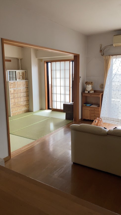 ビューネ芙蓉館　三島市萩の居間・リビング|大きい窓があるので明るい空間でのびのびと生活できます。リビング横に和室があるので食後に気持ち良くお昼寝出来そうですね。