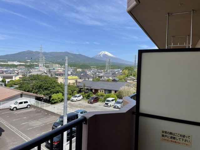 ビューネ芙蓉館　三島市萩の展望|バルコニーから富士山が望めます。陽当り良好なのでお洗濯がよく乾きそうですね。プランターが置けます。お花や野菜の栽培が楽しめます。