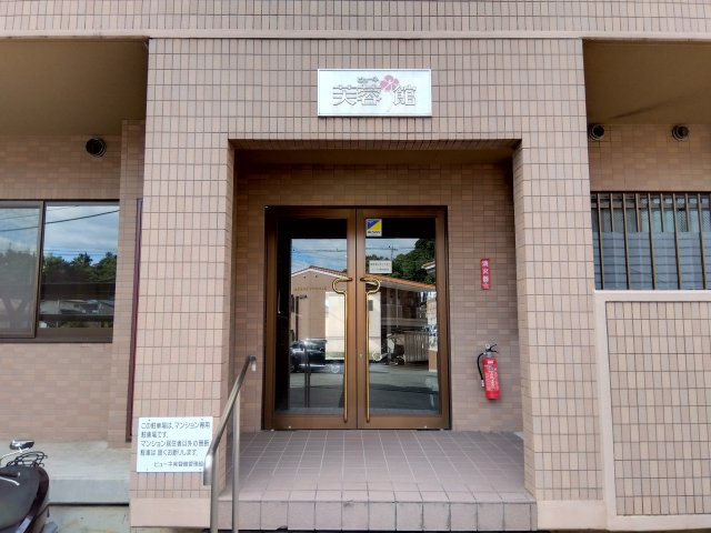 ビューネ芙蓉館　三島市萩のエントランス|マンションの雰囲気とマッチしたオシャレなエントランスです。