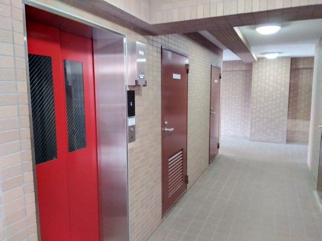 ビューネ芙蓉館　三島市萩のその他共用部分|エレベーター付マンションです。たくさんお買い物しても楽々お部屋まで行けますね。