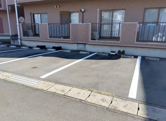 ビューネ芙蓉館　三島市萩の駐車場|敷地内に駐車場があります。車からお部屋までが近いので、たくさんお買物をしても楽々運び込めます。