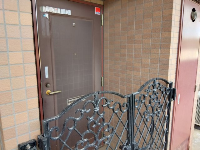 ビューネ芙蓉館　三島市萩の玄関|玄関ポーチになっています。プライバシーが守られ防犯面も安心です。