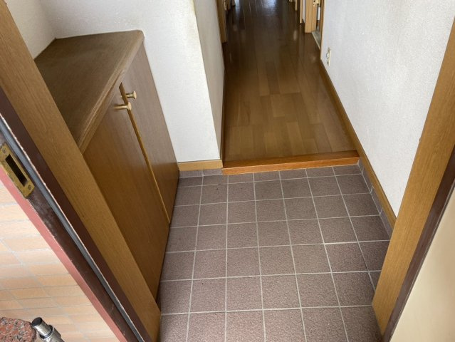 ビューネ芙蓉館　三島市萩の玄関|備え付けのシューズボックスがあるので収納がたっぷりあります。靴をしまって玄関をすっきりと使えます。