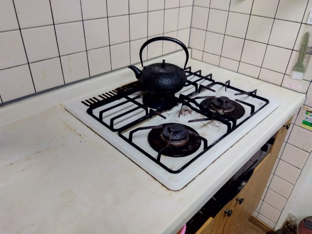 ビューネ芙蓉館　三島市萩のキッチン|3口コンロなのでお料理が快適に出来そうですね。調理スペースが広々としているので楽しくお料理出来ますね。