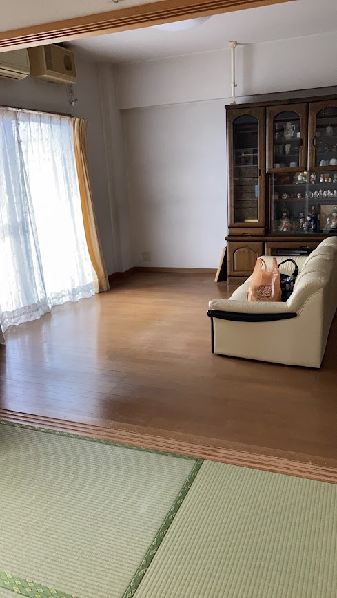 ビューネ芙蓉館　三島市萩の居間・リビング|大きい窓から入るたっぷりの日差しが嬉しいですね。リビングが広々としているので、ご家族でゆっくりくつろげますね。