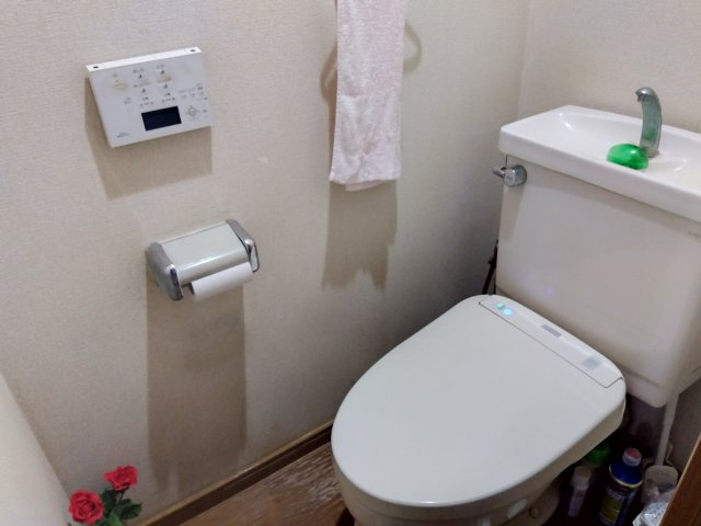 ビューネ芙蓉館　三島市萩のトイレ|シンプルで使い勝手のよいトイレです。壁紙が白なので空間が広く感じます。