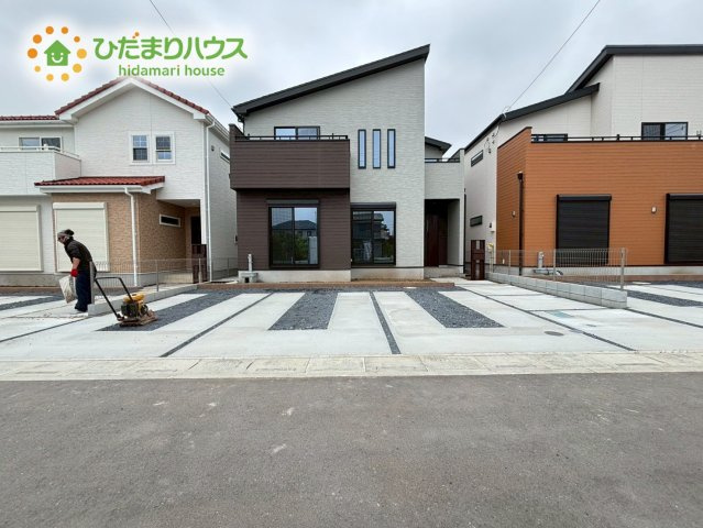 深谷市上野台　新築一戸建て　いろどりタウン　09の駐車場|並列3台分のカースペースあります！
急な来客時も安心ですね♪