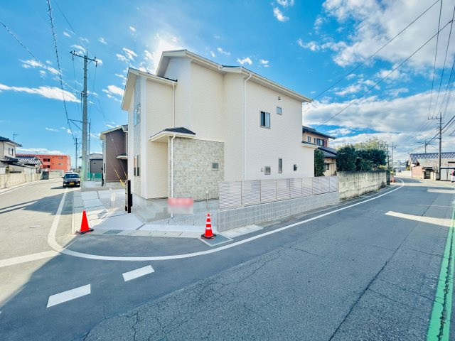 前橋市稲荷新田町の前面道路含む現地写真|角地住宅♪
前面道路6ｍ以上・閑静な住宅街なので出入りも楽々♪