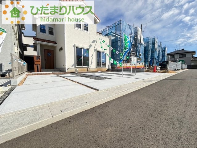 深谷市上野台　新築一戸建て　いろどりタウン　11の駐車場|車3台以上停められるゆとりのある駐車スペース！